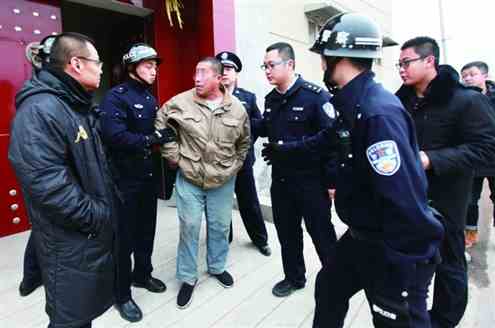 法警成功拘传了一名“老赖”